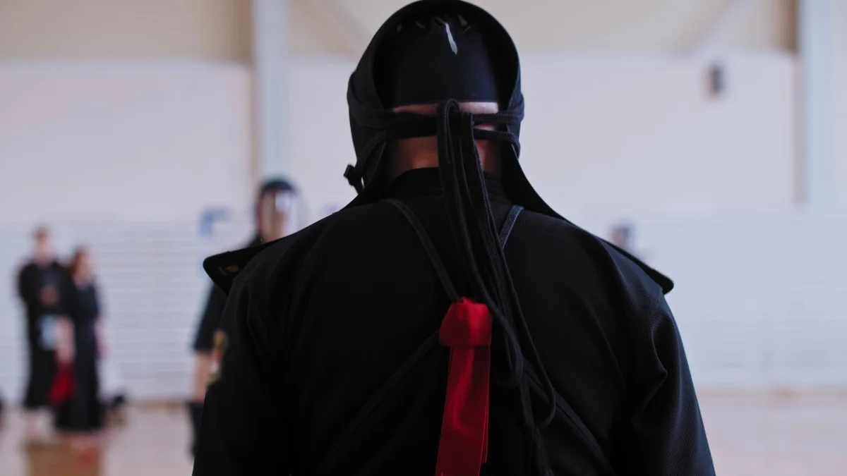 Kenshi in men, seen from behind